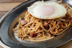 街場の焼きそば 目玉焼きのっけ