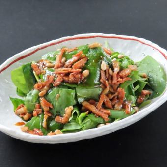Vitamin salad with spinach and bacon