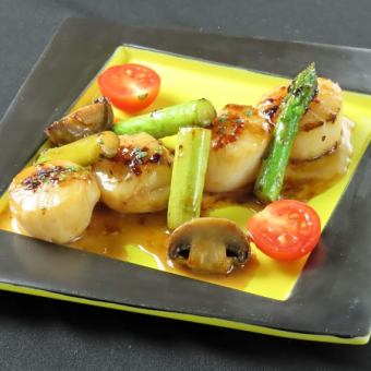 Stir-fried thick scallops with butter and soy sauce
