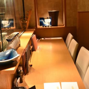 【お1人で／デートで】　オープンキッチンの臨場感あふれる空間で、本格和食に舌鼓を。お1人でもお気軽にお越しくださいませ。
