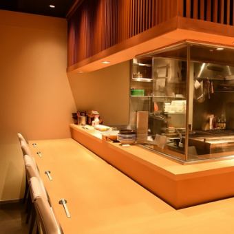 【お1人で／デートで】　オープンキッチンの臨場感あふれる空間で、本格和食に舌鼓を。お1人でもお気軽にお越しくださいませ。