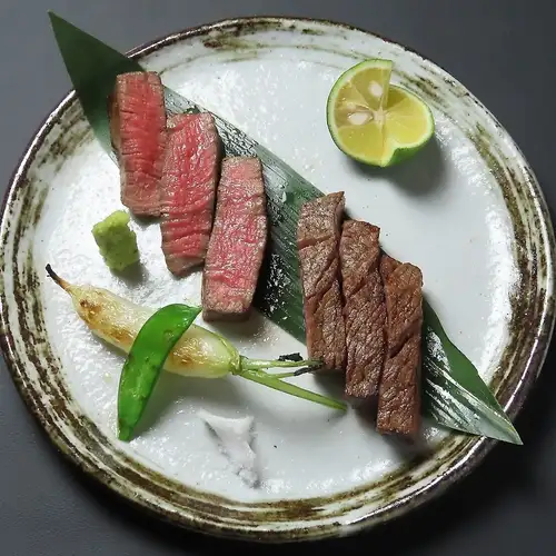 【黒毛和牛】　霜降り　炭火焼 （100g）