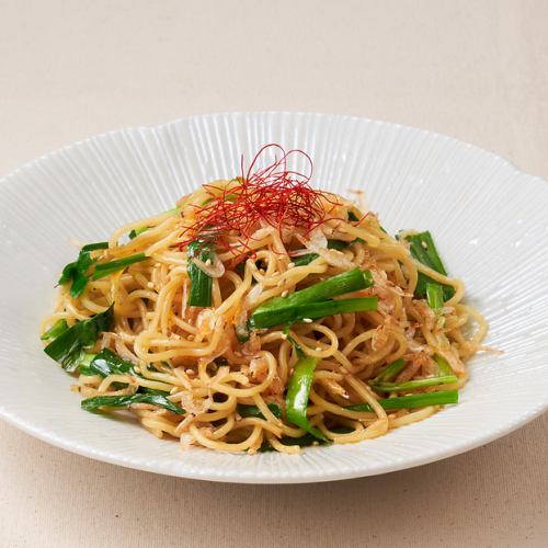 Salt-grilled noodles with chives and dried shrimp