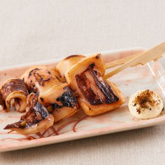 Grilled squid skewers (with black shichimi)