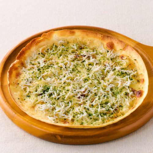 Whitebait pizza with anchovy sauce
