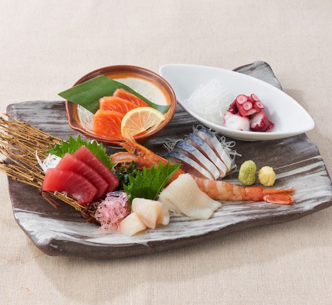 Extremely fresh! Beautiful to look at ☆ [Assortment of 7 kinds of sashimi]
