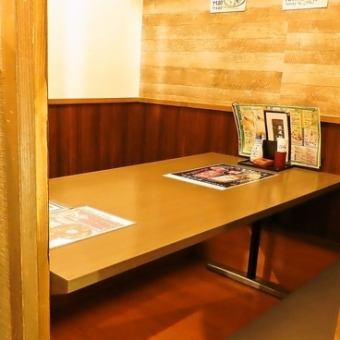 落ち着いた掘りごたつタイプの半個室をご用意しております。気の置けないご友人やご家族とのご会食にもぴったりな、和空間です！旬の食材を使った料理と一緒に、笑い声が響く楽しい時間をお過ごしください。