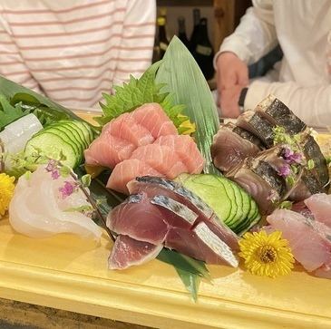 Enjoy seasonal fish to your heart's content! ``Fresh sashimi, all toppings platter'' for 2 people or more