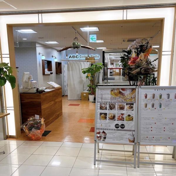 [Kintetsu Department Store Yokkaichi 2F] Please feel free to visit us at any time from 10:00 to 19:00 ♪ The strength of "sixflips_cafe" is that you can use it according to the time of day. I will guide you by connecting the table seats ♪