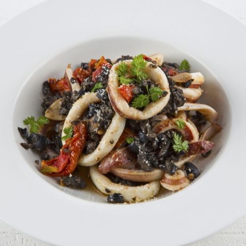 Stir-fried squid and dried tomatoes with black olives