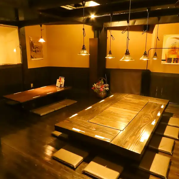 木のぬくもりを感じるモダンな店内は、落ち着いた雰囲気が広がります。女子会やゆったり会話を楽しみたい方におすすめ。テーブル席や座敷席などシーンに合わせて選べ、心地よい時間をお過ごしいただけます。温かな木目調が居心地抜群！