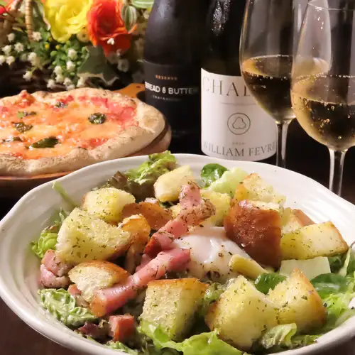 料理を引き立てる、厳選クラフトビールと料理に合うワインの豊富なラインナップ
