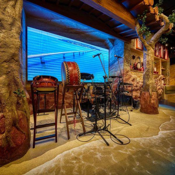 店内前方には、大画面モニターを設置した特設ステージを完備！大迫力のエイサーや沖縄文化に触れあう民謡ショーを間近で観ることができます◎