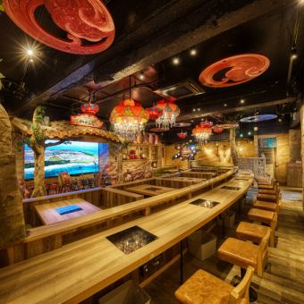 ステージが目の前のカウンター席！大迫力の沖縄エンターテイメントショーをご覧ください♪