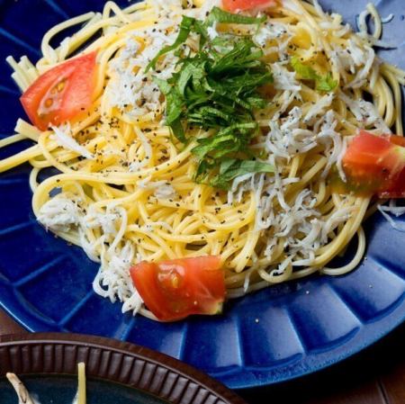 Oily pasta with lemon-flavored whitebait