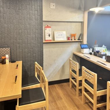 目の前で調理される鉄板料理を楽しめる、臨場感溢れるカウンター席です。