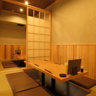 店內採用日式風格的室內裝潢，充滿溫暖的木質感覺，讓您可以在輕鬆的氛圍中享用美食。