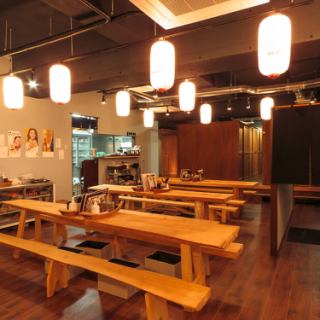 お仕事帰りの飲み会や仲間内との宴会に最適なテーブル席！カップルや女子会でも気軽に使える空間です。ゆったりと空間で旨い料理・旨い酒をお楽しみください。お席のご相談やご希望などもお気軽にお問い合わせください。
