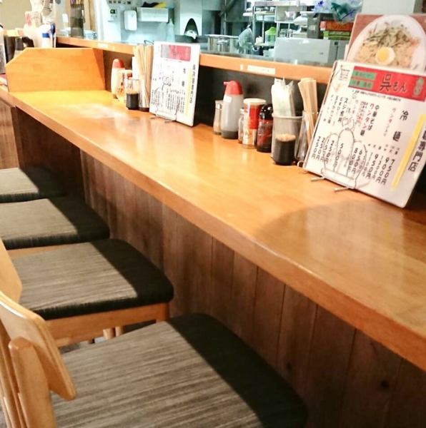 [Available from one person] We have prepared counter seats so that you can feel free to use it for lunch or dinner.