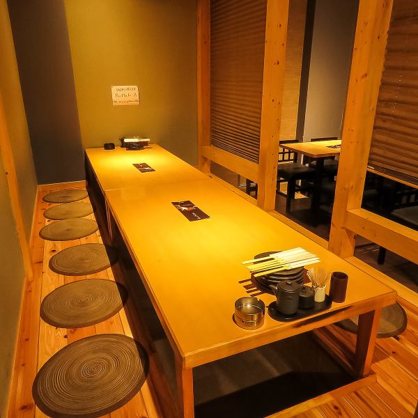 ≪宴会人気！個室は12名様まで利用可≫当店は、テーブル席やカウンター席の他に、個室もご用意しております☆最大１２名様までご案内可能ですので、各種ご宴会に最適です◎個室は仕切りを入れて、6名様までのお席としてもお使い頂けますので、少人数でも大歓迎です♪