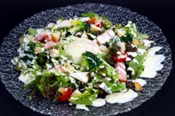 Salad with fresh seasonal vegetables and seared bacon
