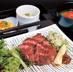 午餐服务已开始！也可承办午餐宴会 ◎ 11:30~15:00