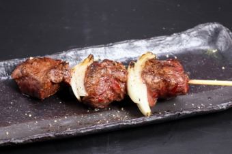 来自 Shiranuka：虾夷鹿肉串（盐味或酱味）