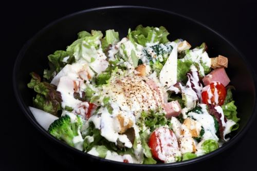 とれたて旬野菜と炙りベーコンのサラダ