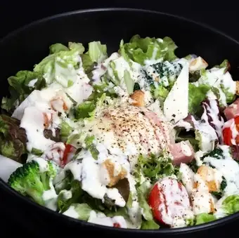 厚切りベーコンとグリーン野菜の温玉シーザーサラダ