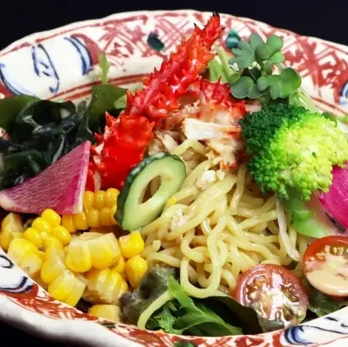 花崎蟹被加入拉麵沙拉中。