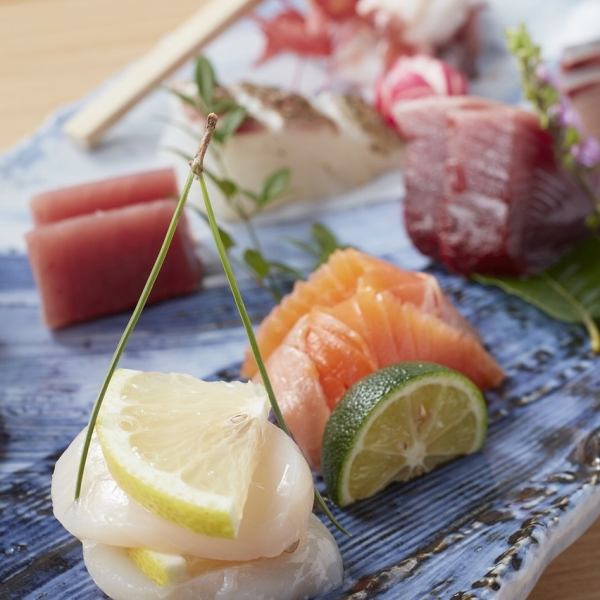 Assorted seasonal fish sashimi that arrives every day 5 points
