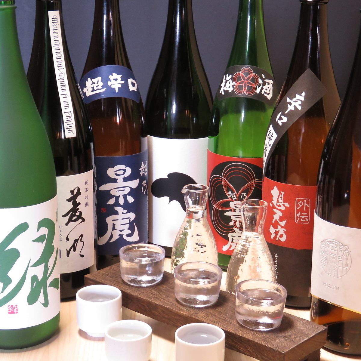 我们提供引以为豪的鸡肉菜肴，主要是炸半鸡，以及多种选择的酒精饮料。