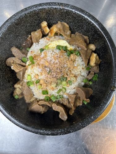 牛すじとキノコのガーリック石焼まぜごはん