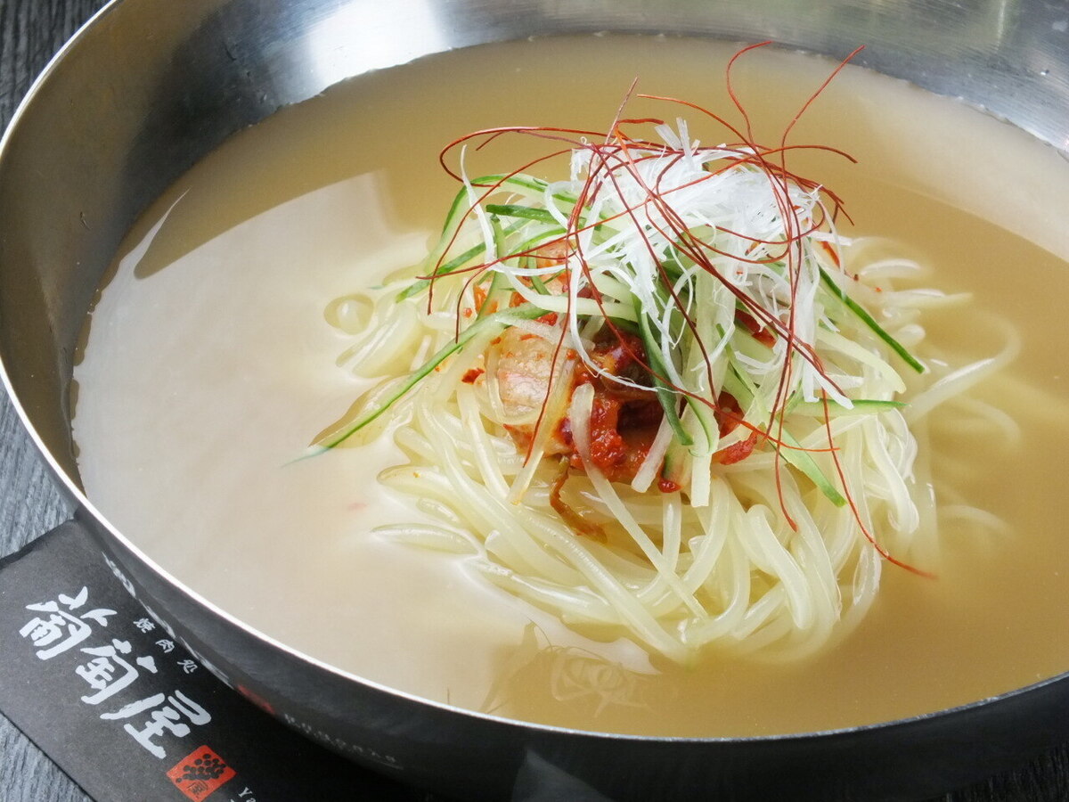 サラダや一品は店内での料理人による手作り♪