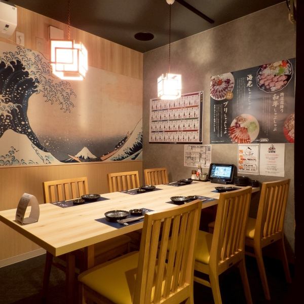 【1階席は4~8名様など小人数様用個室を完備】4名様用、8名様用のテーブル個室はお仲間同士、ご家族様でのお食事、女子会や接待など、プライベート感を重視する宴会に最適な寛げる空間です!隣席と繋ぐことも可能です◎