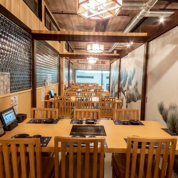 【2階席は6~12名様など大型宴会にも対応いたします◎】2階すぐには2名様用の個室もあり、連結で最大32名様までのご利用も可能に!それぞれの個室も連携可能なため大人数様での会社宴会や貸切宴会もぜひご相談ください◎