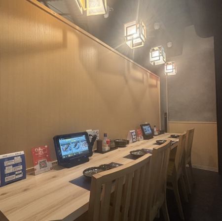 【1階】おひとり様のちょい飲みやデートのご利用にも最適なカウンターは全4席。絶品料理を楽しみながらしっぽり飲むも良し、肩を並べて賑やかにご飲食を堪能するも良し。ご友人とのサシ飲みにも大変おすすめです。横並びにお席を結合してご利用も可能。