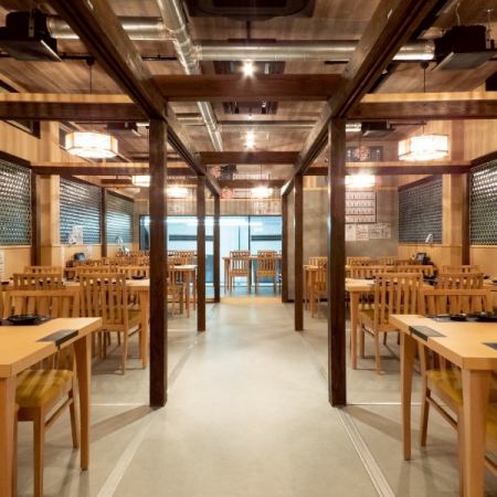 【2階】55名～70名様までのご利用で「貸切」も承っております。当店はJR倉敷駅より徒歩約6分の駅チカのため、待ち合わせや移動なども行いやすく、2階の開放的な雰囲気は大人数のご宴会に最適です。ご予約やご相談等、店舗までお気軽にご連絡ください。