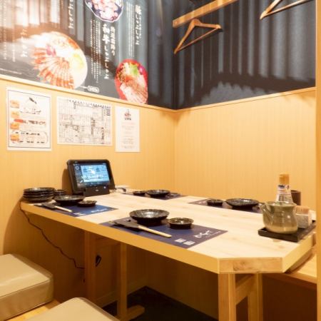 【1階】4名掛けのテーブル個室を6室ご用意しております。お仲間内の飲み会やご家族揃っての食事会、女子会のご利用にも大変使いやすいお席です。ゆったりとお過ごしいただける空間で絶品の鍋料理を囲み、美味しいひとときをご満喫ください。