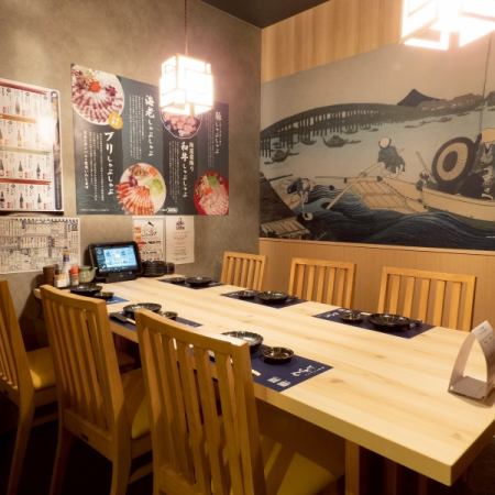 【1階】奥の間には、6名様までご利用いただけるテーブル個室を完備。こちらの2室を結合し、9名～14名様でご利用することも可能です。会社接待をはじめ、プライベート空間を大切にしたいお集まりや慶事のお席にも最適。宴会を華やかに彩るコースプランのご用意もございます。