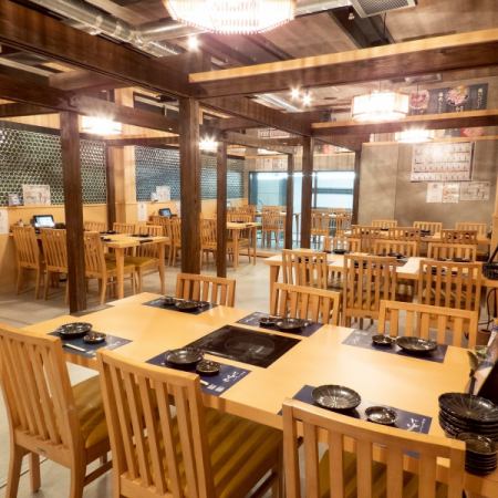 【2階】人数に応じてお部屋同士を連結することも可能な、6名掛けのテーブル個室です。7名～12名様、13名～18名様、19名～24名様のお集まりにも対応できる他、31名～36名様、37名～最大42名様まで多彩にご用意可能。お料理に舌鼓を打ちながら、至福のひとときを。