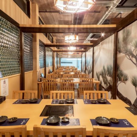 【2階】ちょっとしたお集まり等に最適な、12名様がご利用できるテーブル個室です。隣室とお部屋を結合すると、43名～48名様、49名～最大54名様のお集まりにも対応可能。当店自慢の鍋料理を囲み、お気に入りのお飲み物を片手に「乾杯！」の後は、和やかなご宴会をご満喫ください。