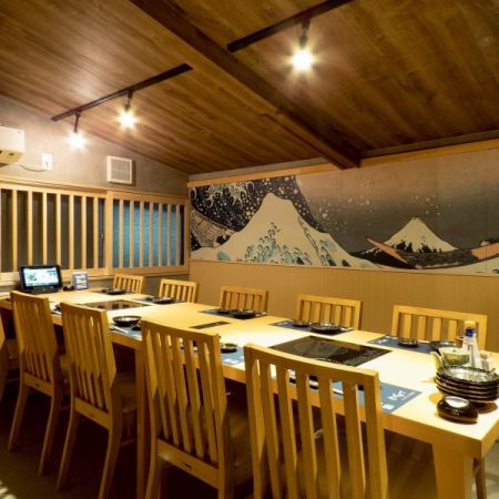 【2階】両家のお顔合わせや接待、特別な記念日に大変おすすめな、6名～10名掛けのテーブル個室のご用意もございます。ハレの日や大切な方をもてなすお席にも適した、プライベートタイムを気兼ねなく楽しめる空間となっております。