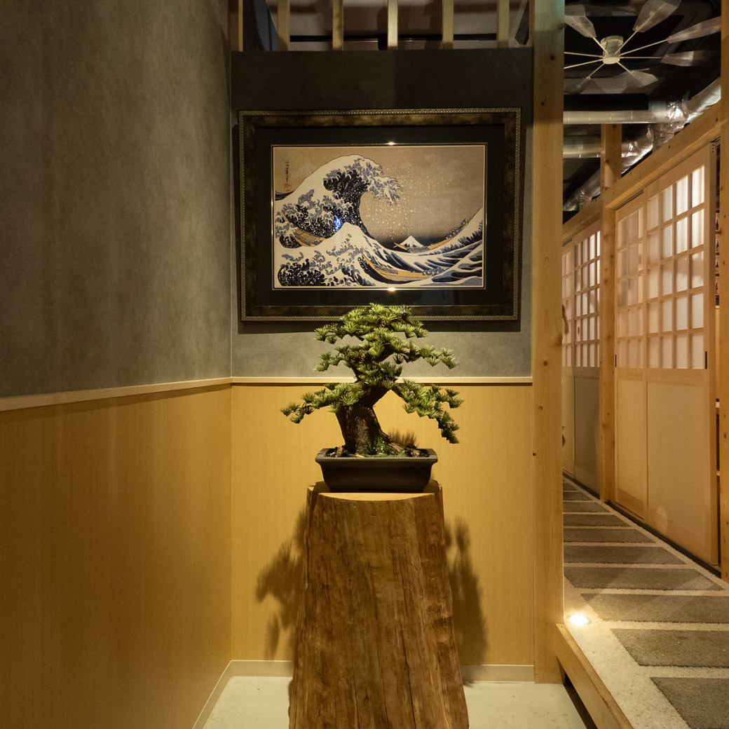 隠れ家的雰囲気の店内では落ち着いてお酒やお料理を楽しめます。