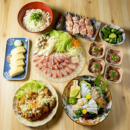 10月1日起：8道菜套餐，包含黄尾鱼涮涮锅和刺身拼盘，外加120分钟畅饮，原价7500日元→现价6500日元