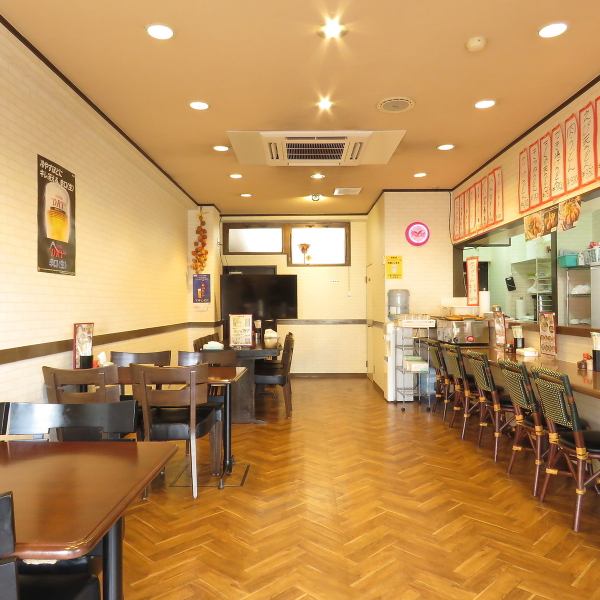 白を基調とした内装が清潔感と明るさを際立たせるモダンな空間です。席はカウンター席やテーブル席で構成されております。おすすめは、オープンキッチンを眺めながら食事を楽しめる特等席のカウンター、プライベートな会話が弾むテーブル席をご用意しています。