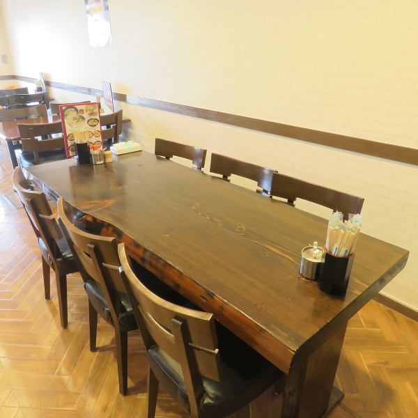 白壁が映える清潔感あふれる店内は、明るく心地よい雰囲気です。気軽に立ち寄れる5席のカウンターはデートやサク飲みに最適です。また、最大6名様まで着席可能なテーブル席を完備しているため、様々な人数でのご利用や、記念日などの大切なお食事にも最適です。