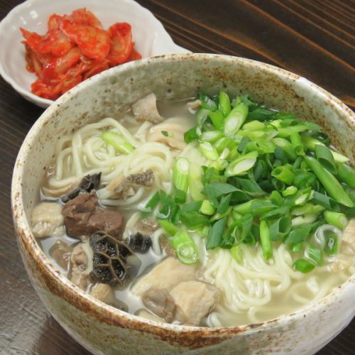 広島の癖になる料理を用意