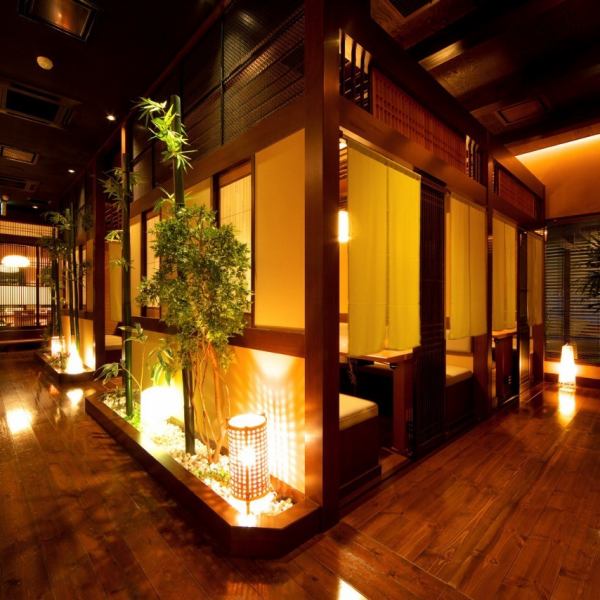 名鉄名古屋本線 東岡崎駅 車3分にある大きな「甲羅」の看板が目印です！甲羅専用の送迎バスも10名様以上のご予約で手配可能ですので、お気軽にお電話ください♪※【お席料金】個室席をご予約の場合、ご飲食代金の10％の個室料を頂戴致します。