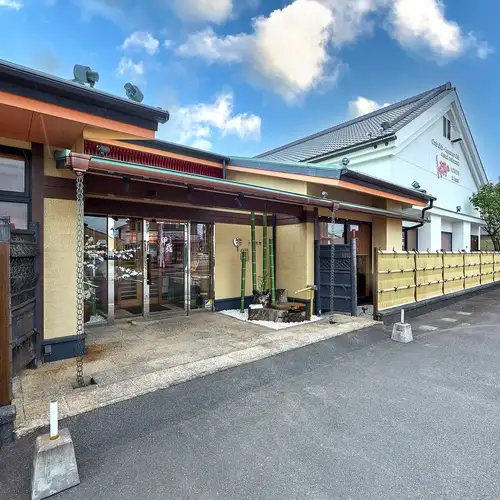 <p>名鉄河和線 成岩駅 徒歩5分にある大きな「甲羅」の看板が目印です！甲羅専用の送迎バスも10名様以上のご予約で手配可能ですので、お気軽にお電話ください♪</p>